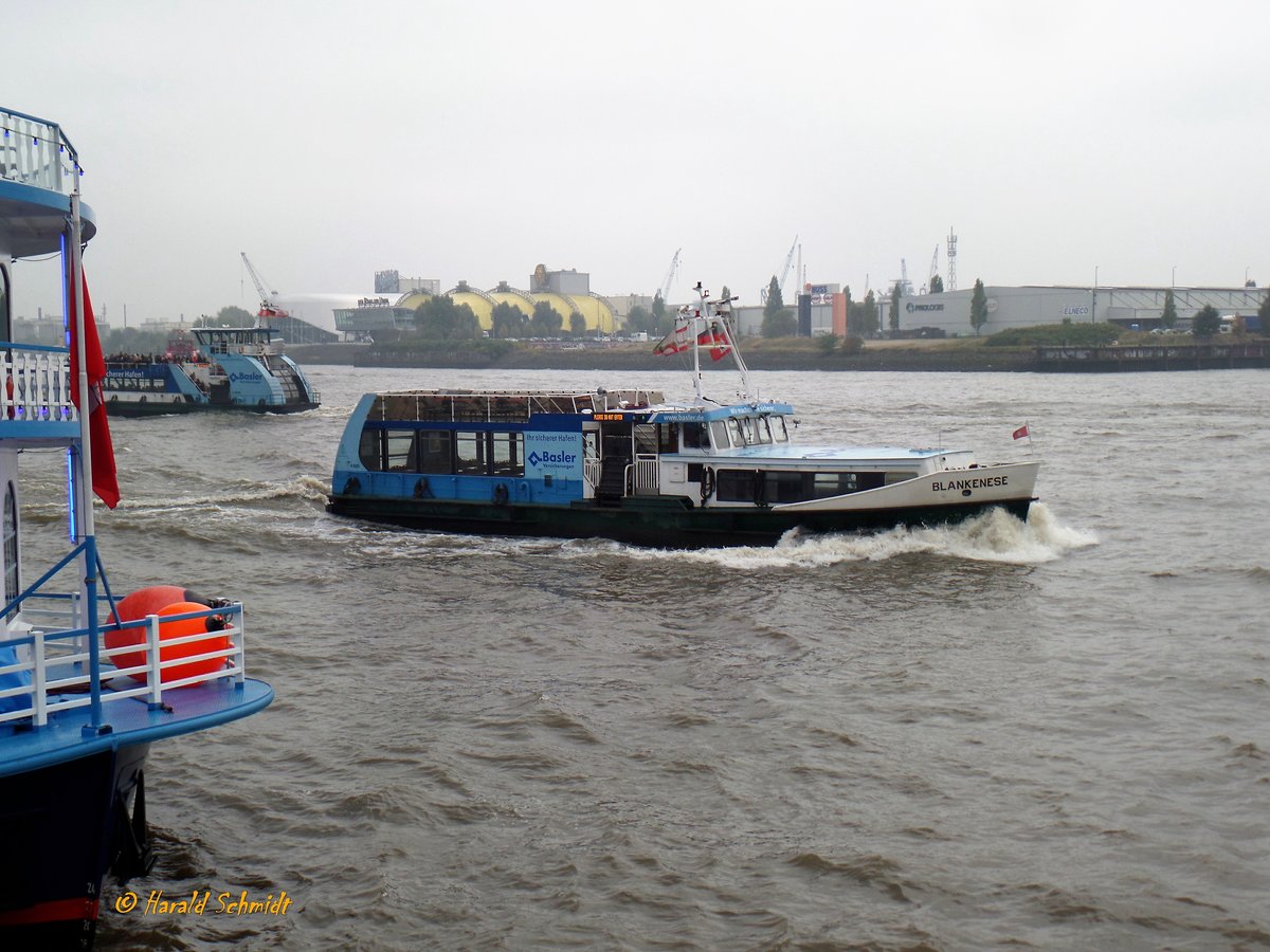 BLANKENESE (3) (ENI 05112080) am  16.10.2016, Hamburg, Elbe, Landungsbrücken ablegend /
Einmann-Fährschiff / HADAG / Lüa 26,45 m, B 6,45 m, Tg 1,88 m / 1 Diesel, 585 kW, 797 PS,  1 Propeller, 11 kn, 1 Bugstrahlruder /  150 (1990 - 165) Pass., 12 Fahrräder / 1990 bei Grube, Oortkaten, Hamburg / 1994 hydr. Gangway / 1999 Lips Düse / 2004 Umbau (in Anlehnung an den Typ 2000) bei SSB, Oortkaten, , 200 Pass., 60 Fahrräder, 2. Bugstrahlruder /

