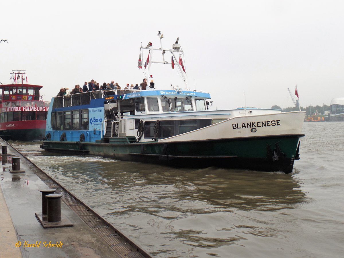 BLANKENESE (3) (ENI 05112080) am  16.10.2016, Hamburg, Elbe, Landungsbrücken ablegend /
Einmann-Fährschiff / HADAG / Lüa 26,45 m, B 6,45 m, Tg 1,88 m / 1 Diesel, 585 kW, 797 PS,  1 Propeller, 11 kn, 1 Bugstrahlruder /  150 (1990 - 165) Pass., 12 Fahrräder / 1990 bei Grube, Oortkaten, Hamburg / 1994 hydr. Gangway / 1999 Lips Düse / 2004 Umbau (in Anlehnung an den Typ 2000) bei SSB, Oortkaten, , 200 Pass., 60 Fahrräder, 2. Bugstrahlruder /

