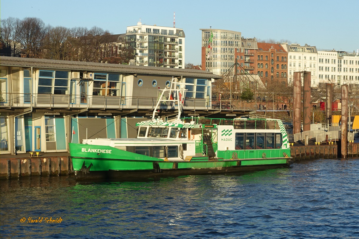 BLANKENESE (3) (ENI 05112080) am  17.12.2022, Hamburg, Elbe, am HADAG Betriebshof St. Pauli liegend  /

Einmann-Fährschiff / HADAG / Lüa 26,45 m, B 6,45 m, Tg 1,88 m / 1 Diesel, 585 kW, 797 PS,  1 Propeller, 11 kn, 1 Bugstrahlruder /  150 (1990 - 165) Pass., 12 Fahrräder / 1990 bei Grube, Oortkaten, Hamburg / 1994 hydr. Gangway / 1999 Lips Düse / 2004 Umbau (in Anlehnung an den Typ 2000) bei SSB, Oortkaten, , 200 Pass., 60 Fahrräder, 2. Bugstrahlruder /
