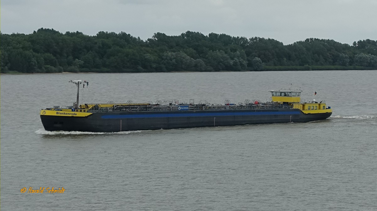 BLANKENRODE (ENI 04807760) am 14.7.2019, Hamburg, Unterelbe /
TMS / 1982 t / Lüa 99,9 m, B 9,48 m, Tg 3,2 m /1 Diesel, Caterpillar, 783 kW (1.065 PS) / gebaut 2009
