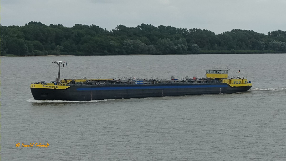 BLANKENRODE (ENI 04807760) am 14.7.2019, Hamburg, Unterelbe /
TMS / 1982 t / Lüa 99,9 m, B 9,48 m, Tg 3,2 m /1 Diesel, Caterpillar, 783 kW (1.065 PS) / gebaut 2009
