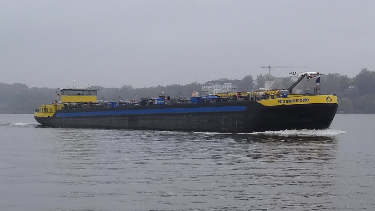 BLANKENRODE    Tanker   Höhe Finkenwerder   25.10.2014     100 x 10m