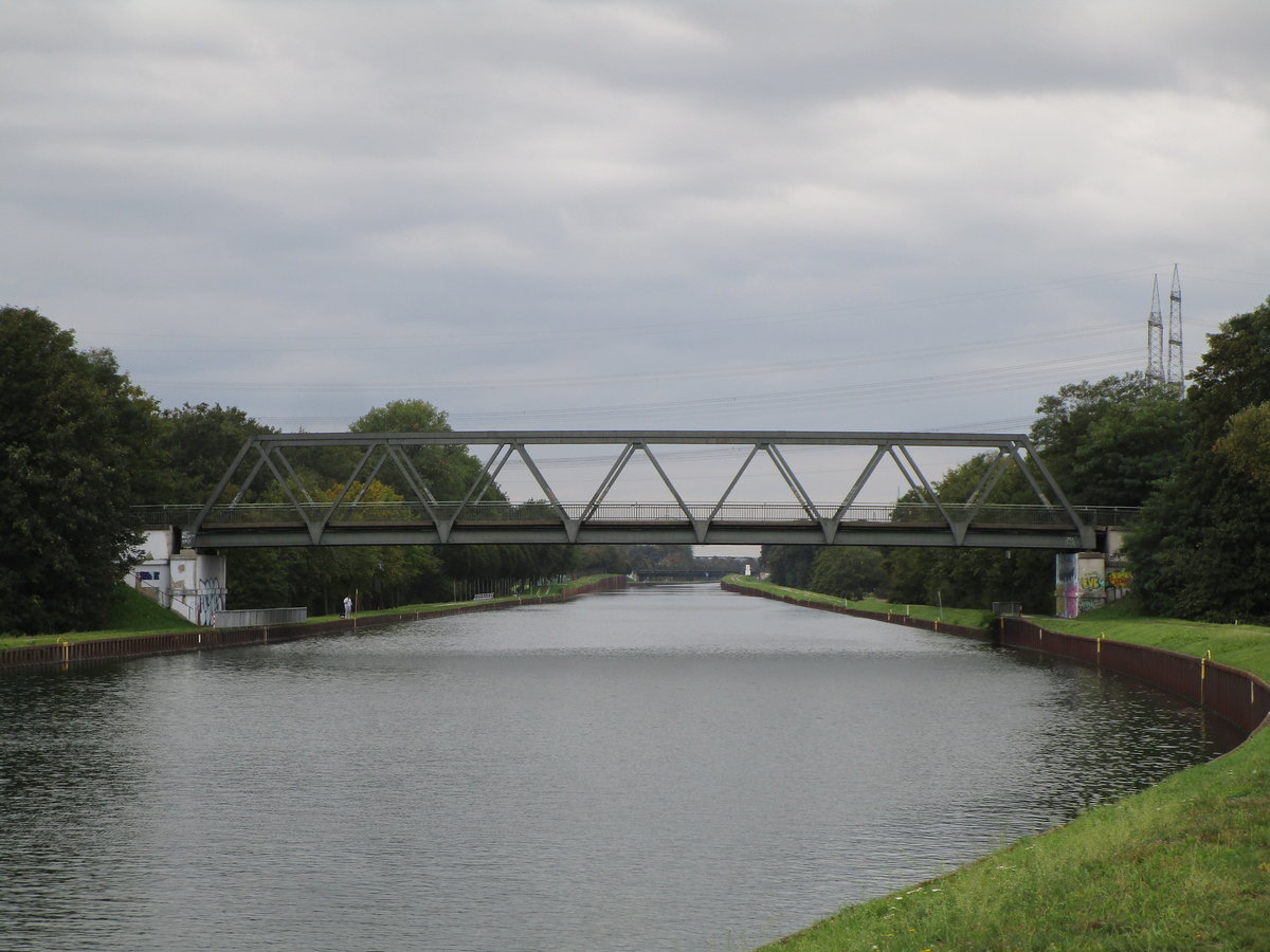 Blick am 01.10.2020 auf den  DORTMUND-EMS-KANAL  Richtung Schülkenbrücke / zu Tal bei Waltrop. 