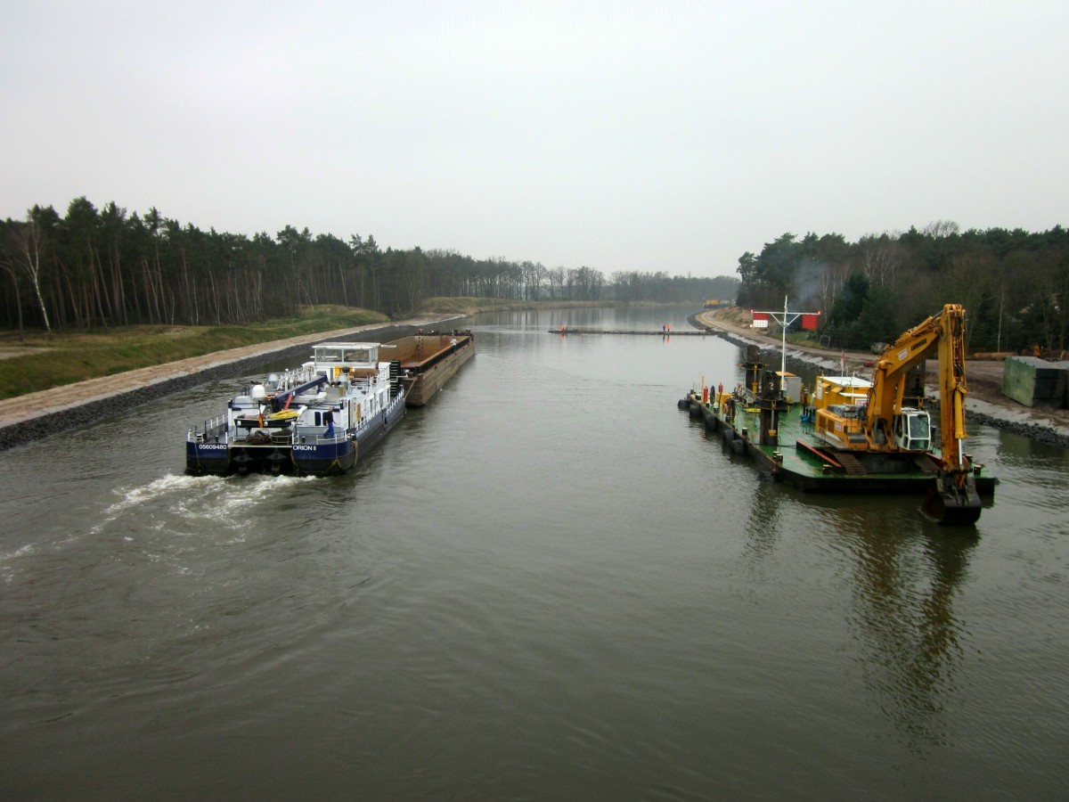 Blick am 15.12.2015 auf den EHK bei Ihleburg. Schubverband mit SB Orion II (05609480) und SL BR4522A (04031790) zwängt sich an den Wasserbaufahrzeugen vorbei. 