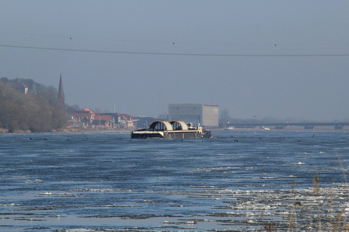 Blick von Artlenburg Elb-Aufwärts Richtung Lauenburg. Ein Tschechischer Schubverband m. SB TR31 (32106533) fährt zu Tal , links liegt Lauenburg u. hinter dem Verband die grosse Schiffbauhalle der Hitzler-Werft. Rechts die Strassen/-Einbahnbrücke der B209.