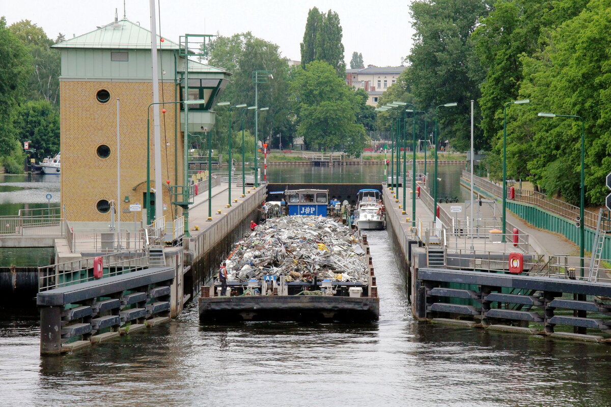 Blick auf / in die  SCHLEUSE BERLIN-SPANDAU  /  HAVEL  am 29.06.2021. Der Leichter  A3  (04031850 , 65 x 9,50m) wird nach der Talschleusung vom Schubboot Argo (05608850) aus der Kammer geschoben.