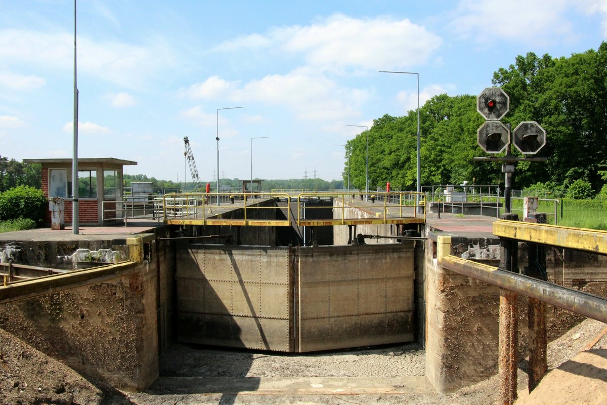 Blick auf die alte Kleine Schleuse Gleesen im Dortmund-Ems-Kanal am 11.05.2018. Diese soll teilweise verfüllt werden. Zu beachten ist das rote Einfahrtsignal !