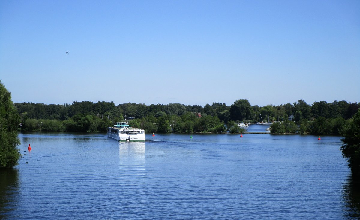 Blick auf den Anfang des Havelkanales an der Havel-Oder-Wasserstrasse am 24.07.2019. Das KFGS Mona Lisa (01822875) befuhr den HvK zu Berg und drehte an diesem Wasserstrassen-Abzweig nach Steuerbord auf die Havel (HOW) zu Tal nach Berlin. Diesen Umweg über den HvK müssen einige Fahrzeuge nehmen die auf Grund ihrer Grösse nach Berlin-Tegel möchten und nicht durch die Schleuse Berlin-Plötzensee passen da die Schleuse Berlin-Spandau z.Zt. geschlossen ist. 