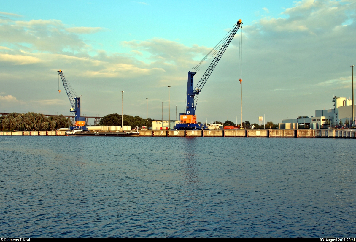 Blick auf die Anlagen der Rendsburg Port GmbH, Betreiber des Schwerlasthafens für den Umschlag sowie die Lagerung von Stückgut, Schwergut, Projektladung und Container, bei der Rendsburger Hochbrücke am Nord-Ostsee-Kanal.
[3.8.2019 | 20:41 Uhr]