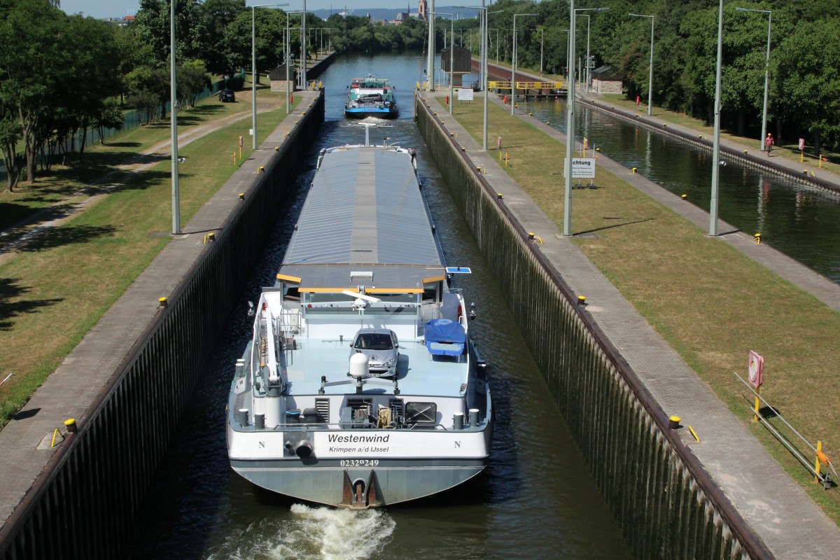 Blick auf die Ausfahrenden GMS AVISO IV (02323146) und WESTENWIND (02329249) in der Südkammer der Main-Schleuse Griesheim am 10.07.2015. Die GMS fuhren zu Tal.