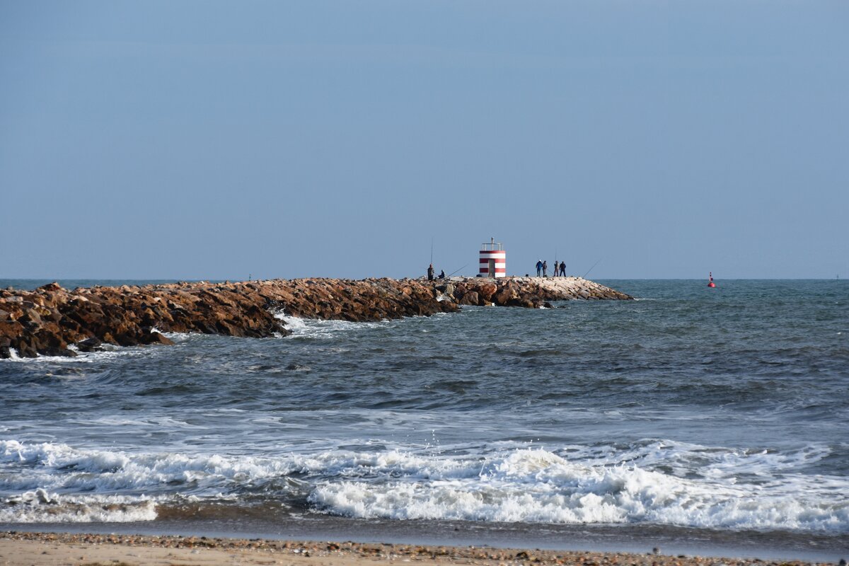 Blick auf die Backbordseite der Einfahrt in den Rio Guadiana; der Fluss liegt hinter dem Damm (Vila Real de Santo António/Portugal, 22.03.2022)