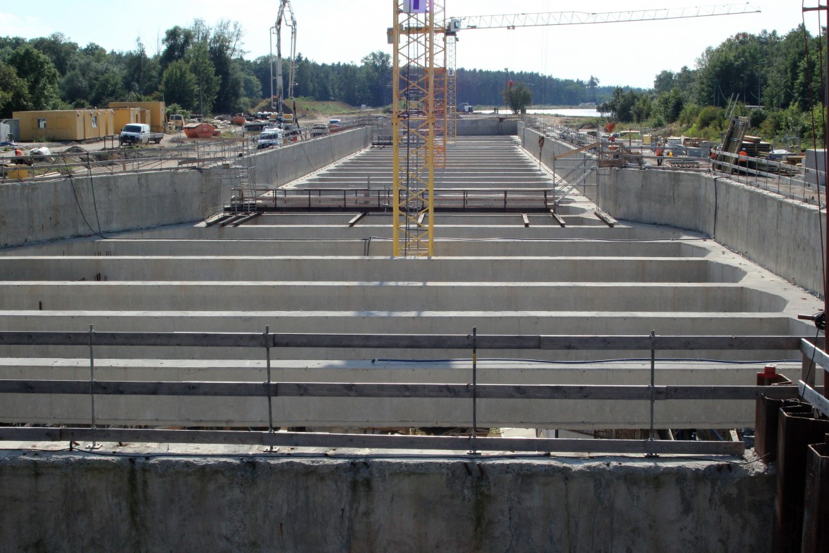 Blick auf die Baustelle der 2.Kammer der Schleuse Zerben im Elbe-Havel-Kanal von der Öffentlichen Strassen/-Schleusenbrücke am 24.09.2015.