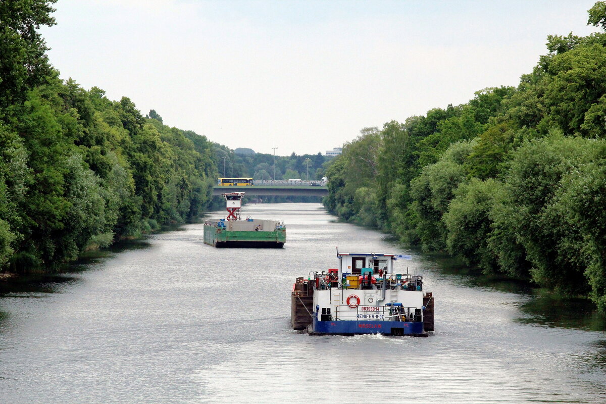 Blick auf den  BERLIN-SPANDAUER-SCHIFFFAHRTSKANAL  /  Hohenzollernkanal am 25.06.2021. Das Schubboot  RENIFER-0-02 (08356014) schob einen 32,5m langen Leichter Richtung Schleuse Berlin-Plötzensee. Dem Verband kam der RoRo-GSL  URSUS (04810440 , 64,50 x 9,50m) , geschoben vom Schubboot Paula (04802120 , 20 x 4,70m) entgegen.