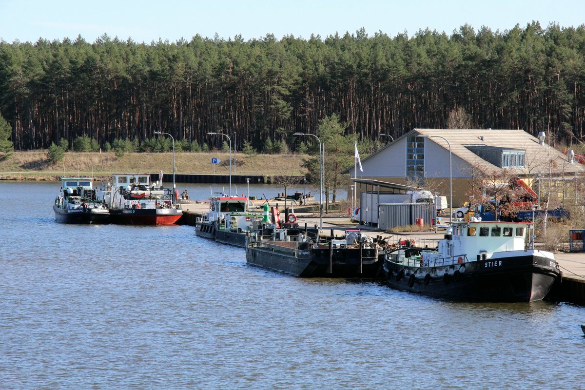 Blick auf den Binnenhafen des WSA Magdeburg/ABz Niegripp am 01.04.2019. Es lagen dort u.a. die Eisbrecher Stier (05011480 , 27.98 x 6,60m), Fürstenberg (05035700 , 29,20 x 7,42m) und Seebär (05029740 , 21,81 x 5,10m). 