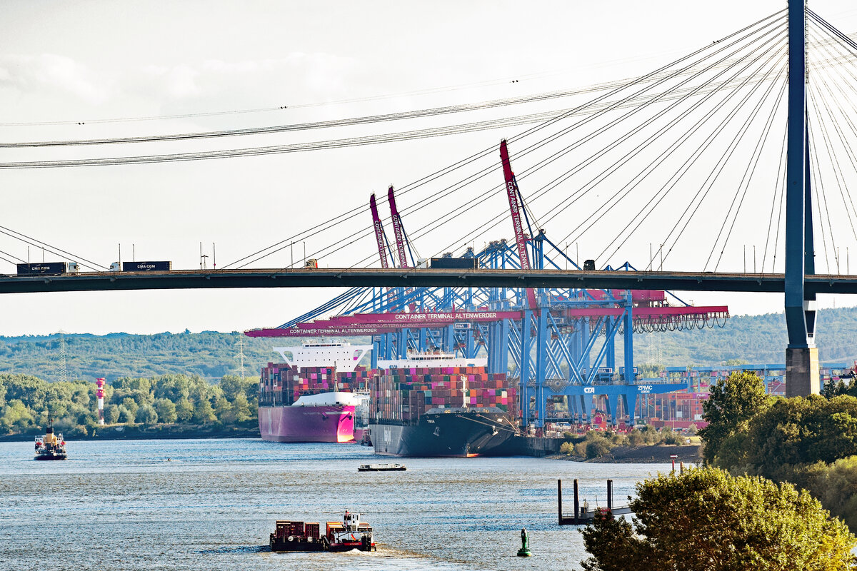 Blick auf das Container-Terminal Altenwerder und die Köhlbrandbrücke im Hafen von Hamburg am 02.09.2022