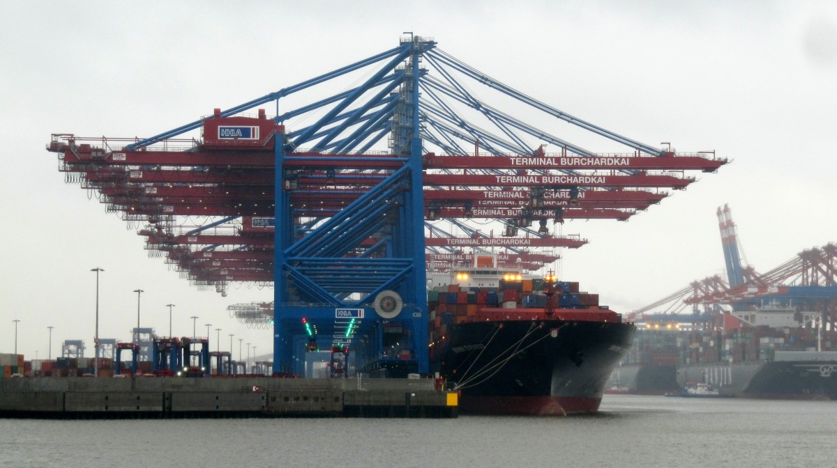 Blick auf das Container-Terminal Burchardkai im Waltershofer / Hamburger Hafen am 13.01.2015 bei regnerischem Wetter. Vorne liegt die Bremen Express (IMO 9343728) der Hapag Lloyd und wird Be/-Entladen. 