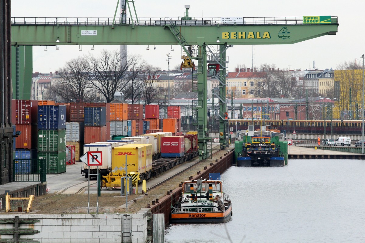 Blick auf das Container-Terminal und einen Teil des Beckens I am 16.02.2016 im Berliner Westhafen. Im Hintergrund liegt das SB Birk B (05801510) mit dem RoRo-GSL Ursus (04810440).