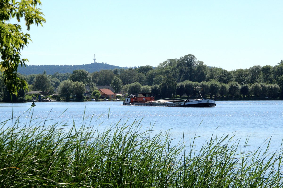 Blick auf das  Deetzer Knie  am 23.06.2016. Havel-Bergfahrer GMS Ulla (04019230) muß 90 Grad nach Backbord abbiegen. 