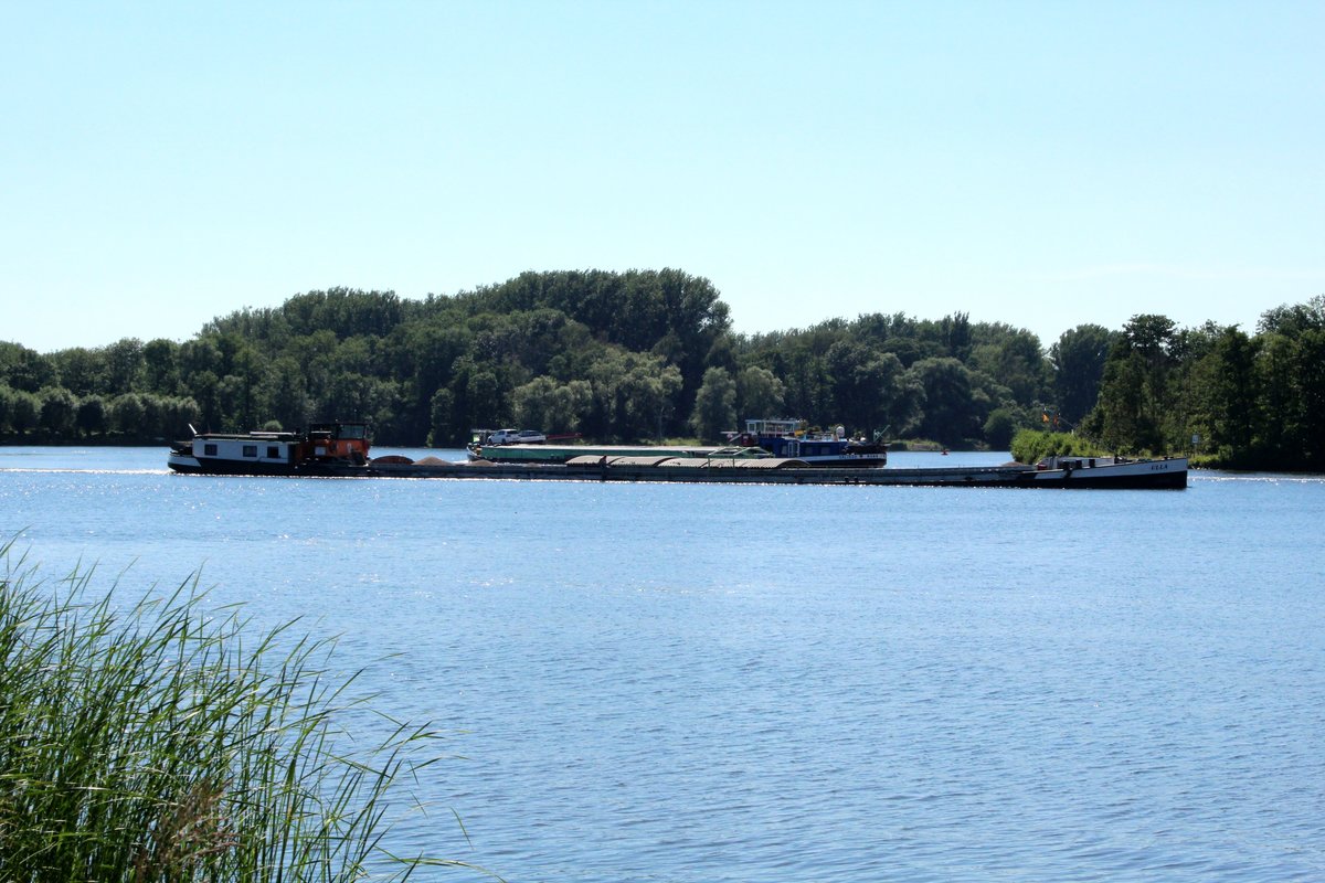 Blick auf das  Deetzer Knie  am 23.06.2016. An dieser Stelle der Havel müssen Bergfahrer wie das GMS Ulla (04019230 - im Vordergrund) 90 Grad nach Backbord abbiegen und Talfahrer wie das GMS Salisso (04602710 - im Hintergrund) 90 Grad nach Steuerbord abbiegen.