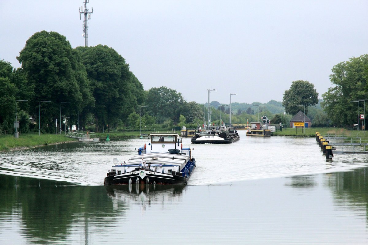 Blick auf den Dortmund-Ems-Kanal (DEK) und die Schleuse Bevergern im Hintergrund am 11.05.2018. GMS Katja (04007960 , im Vordergrund) wurde zu Berg geschleust und GMS Labe 25 (08451014) fuhr zur Talschleusung ein.