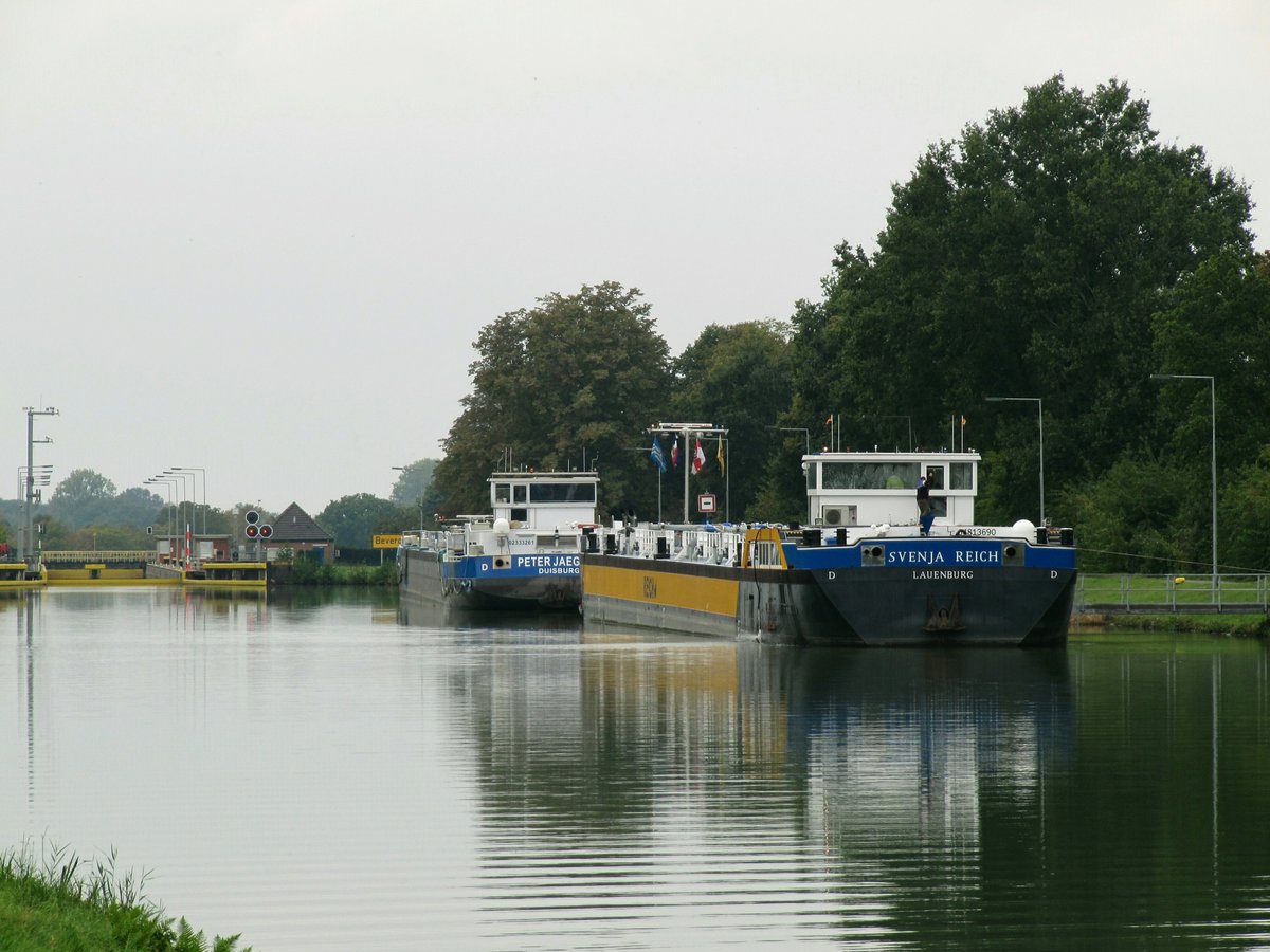 Blick auf den DORTMUND-EMS-KANAL zu Tal vor der Schleuse Bevergern am 03.10.2020. Für  die TMS SVENJA REICH (04813690 , 86 x 9,60m) und PETER JAEGERS (02333261 , 85,95 x 9,60m) war vor der Schleuse  Feierabend . Die Betriebszeit der Schleuse endete um 14:00 Uhr.  