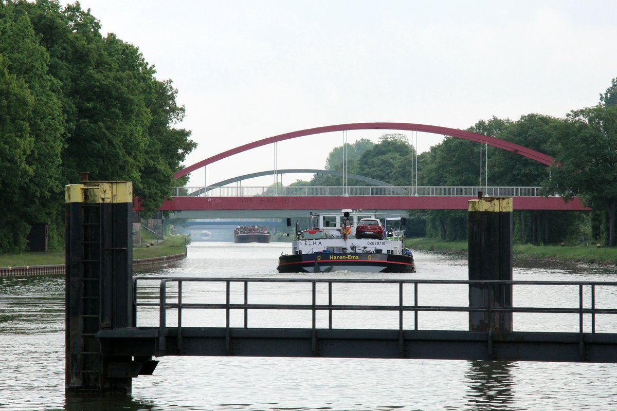 Blick auf den Dortmund-Ems-Kanal zw. den Schleusen Altenrheine und Rodde. Die GMS Elka (04029710 , im Vordergrund) und Leer (04016600) fuhren zu Berg.