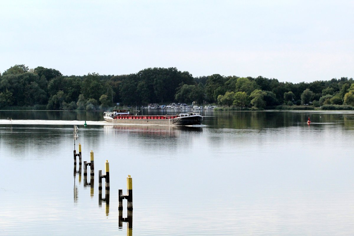 Blick auf einen Teil des Wendsees am 28.08.2018. Der Wendsee ist Teil des Elbe-Havelkanales und das GMS Mira (04400560) kam von der Schleuse Wusterwitz und fuhr Richtung Plauer See. Im Hintergrund ist die Einfahrt zum nicht mehr genutztem Plauer Kanal zu sehen. 