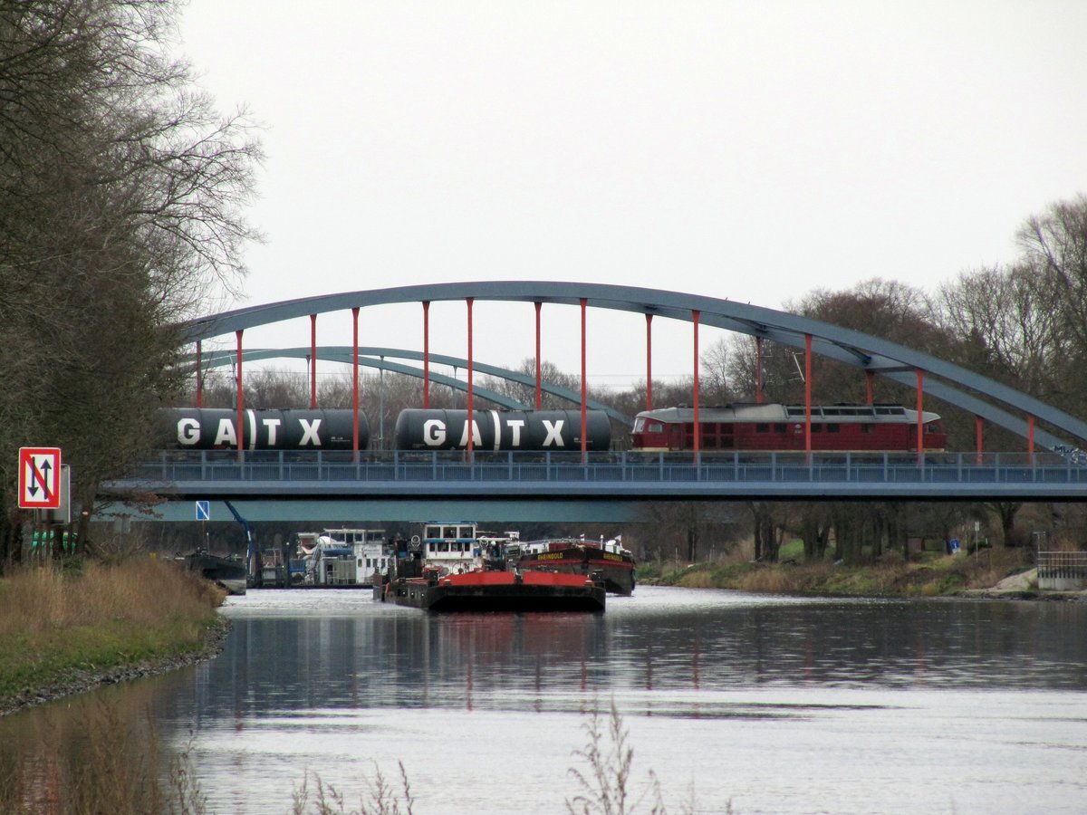 Blick auf die Eisenbahnbrücke Marquardt mit der  alten Taigatrommel  und den Sacrow-Paretzer-Kanal / UHW am 14.12.2017. Der Poln. Schubverband m. SB Bizon-0-155 (08355189) fährt zu Tal , das GMS Rheingold (04007120) setzt zum Überholen an und das Arbeitsschiff Rhenania (04805410)  sammelt  Schilder ein. 