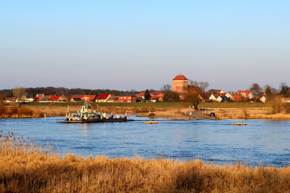 Blick auf Elbe , Fähre und den Ort Sandau am 17.03.2016 , vom westlichen Ufer.