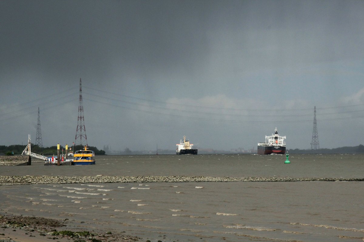 Blick auf die Elbe bei Lühe / Grünendeich am 03.05.2019 zu Tal. Die Fähre Dat Ole Land II lag am Anleger Lühe. Bulk Carrier Xing Shun Hai (IMO 9758480 , rechts im Bild) befuhr die Elbe zu Tal und der Bulk Carrier Kociewie (IMO 9423798) zu Berg. Das Wetter : Schauerartig.