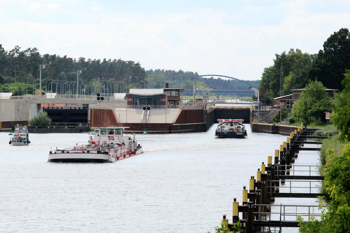 Blick auf den Elbe-Havel-Kanal und die Schleuse Wusterwitz von Osten nach Westen am 12.07.2016. Das TMS Dettmer Tank 51 (04014550) hat die Schleuse Richtung Berlin verlassen und die Elbe (05042380 , Eisbrechendes Arbeitsschiff der Bevergern-Klasse) fährt zur Schleusung Richtung Genthin ein. 