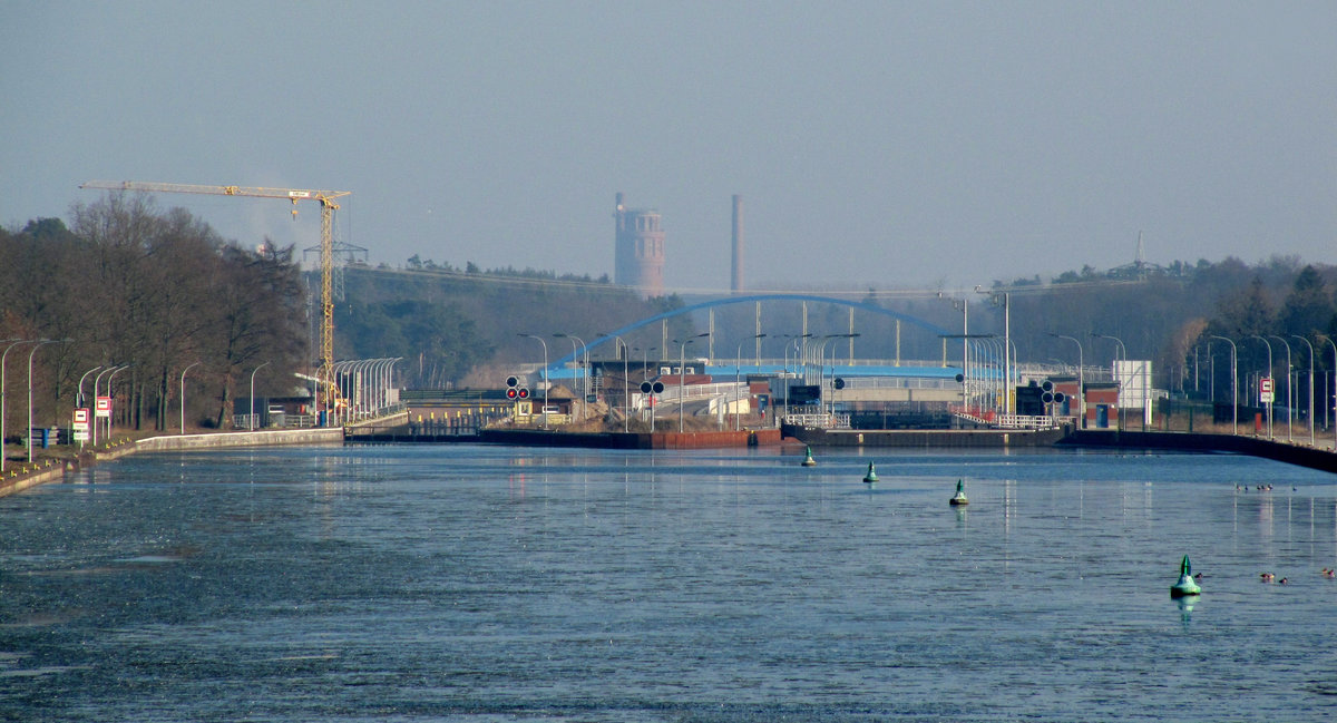 Blick auf den Elbe-Havel-Kanal und die Schleuse Wusterwitz von der Strassenbrücke der L96 am 28.01.2017. Links die nutzbare  alte Kammer  und rechts die mit erheblichen Baumängeln übersäte neue Kammer.  