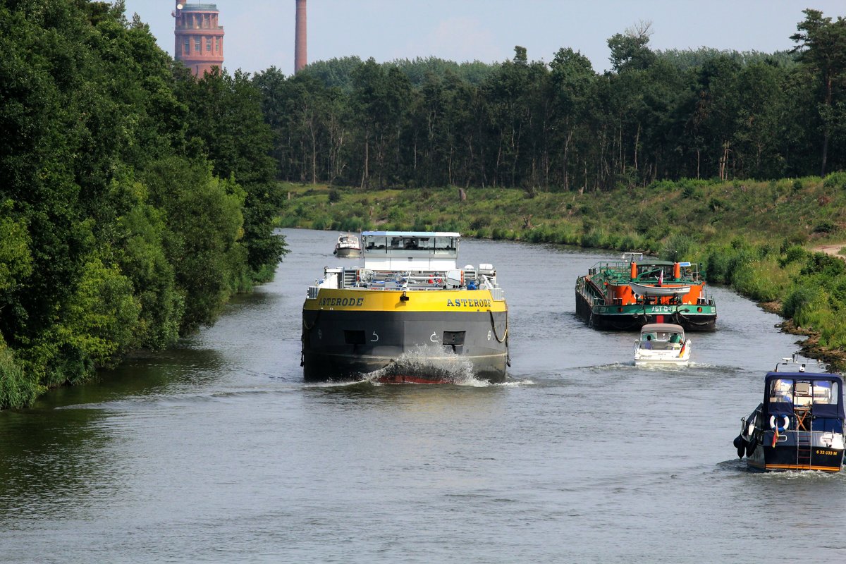Blick auf den Elbe-Havel-Kanal zwischen Wendsee und Schleuse Wusterwitz am 21.07.2016 bei Wusterwitz. TMS Asterode (04810890) fuhr Richtung Elbe und das TMS AGT-04 (08340117) Richtung Wendsee.