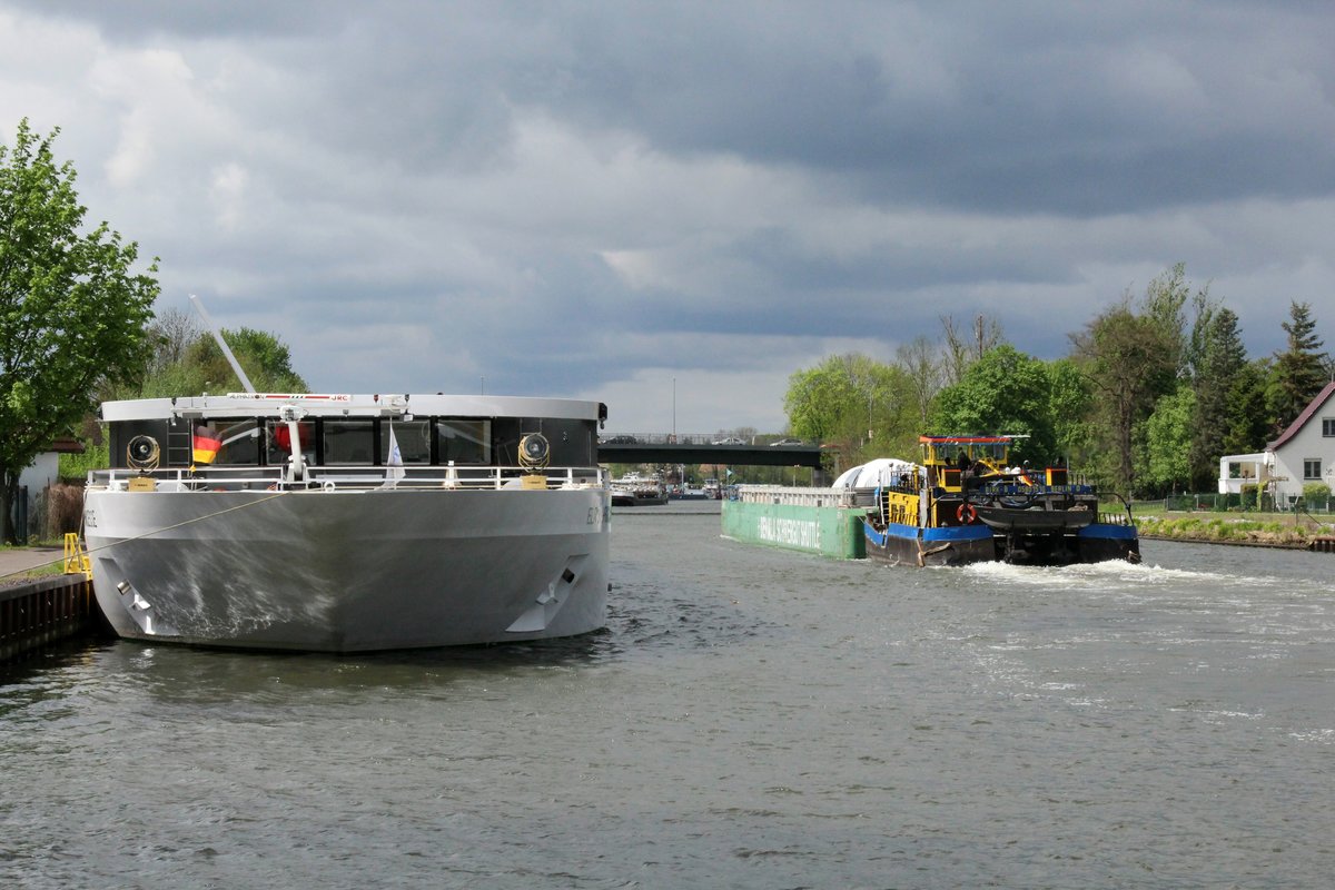 Blick auf den Elbe-Havelkanal in Genthin am 26.04.2018. Das KFGS Elbe Princesse liegt Festgemacht am Ufer und der Schubverband mit SB Birk.B (05801510) fährt Richtung Schleuse Zerben.