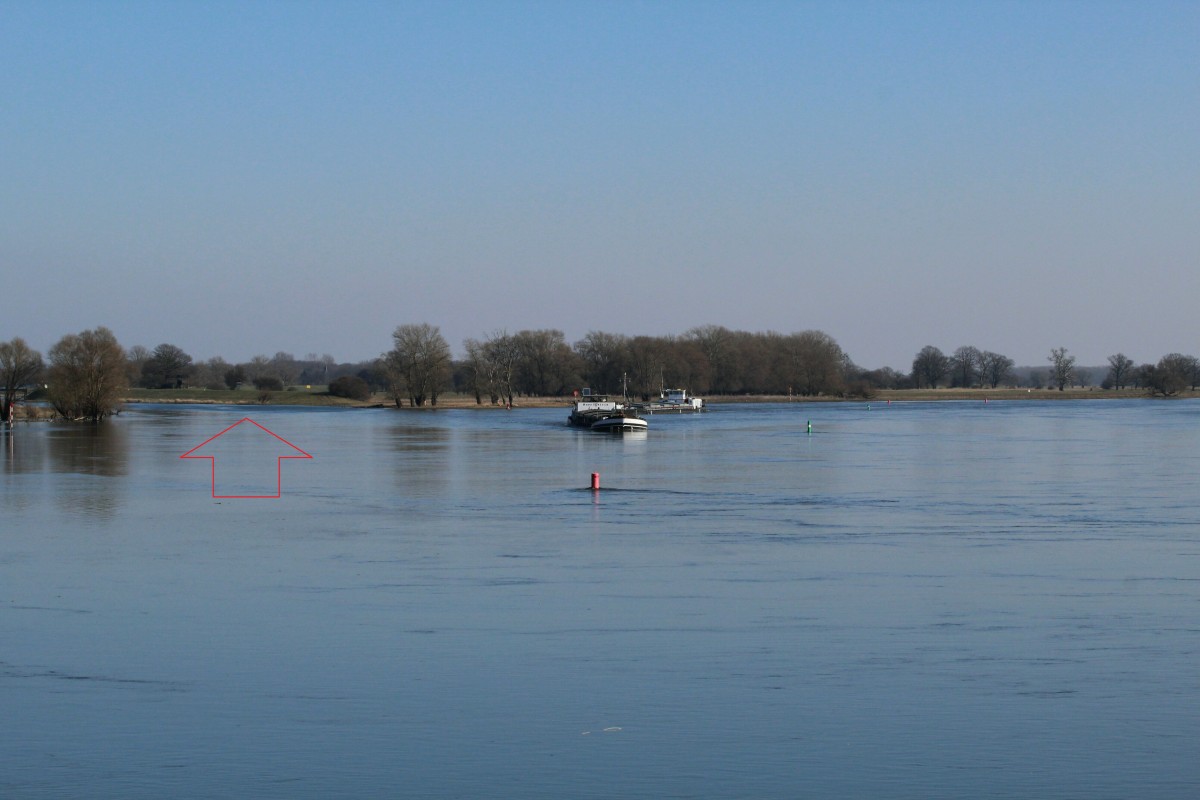 Blick auf Elbe und die Mündung der Havel / Gnevsdorfer Vorfluter (Markierung) am 17.03.2016. Es herrschte Hochwasser.