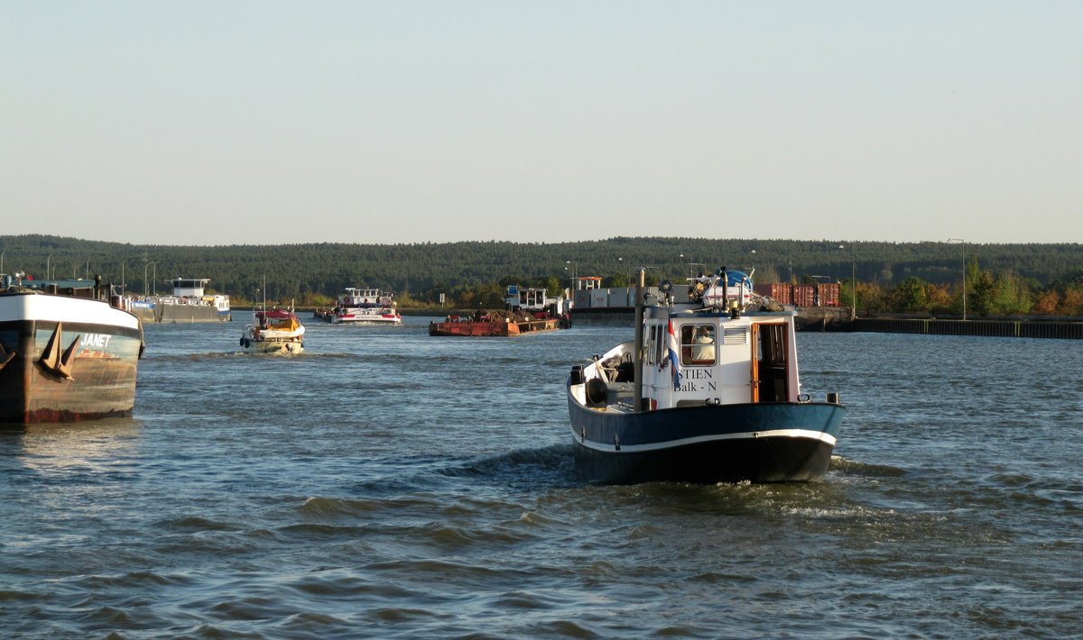 Blick auf den Elbe-Seitenkanal bzw. dem Oberwasser der Schleuse Uelzen am 24.08.2009. Es herrscht reges Treiben. Ein Koppelverband führte den Konvoi der zu Berg geschleusten Fahrzeuge an und diese fuhren Richtung Bad Bodenteich / MLK. Ein Schubverband fuhr Richtung Kammer II zur Talschleusung. 