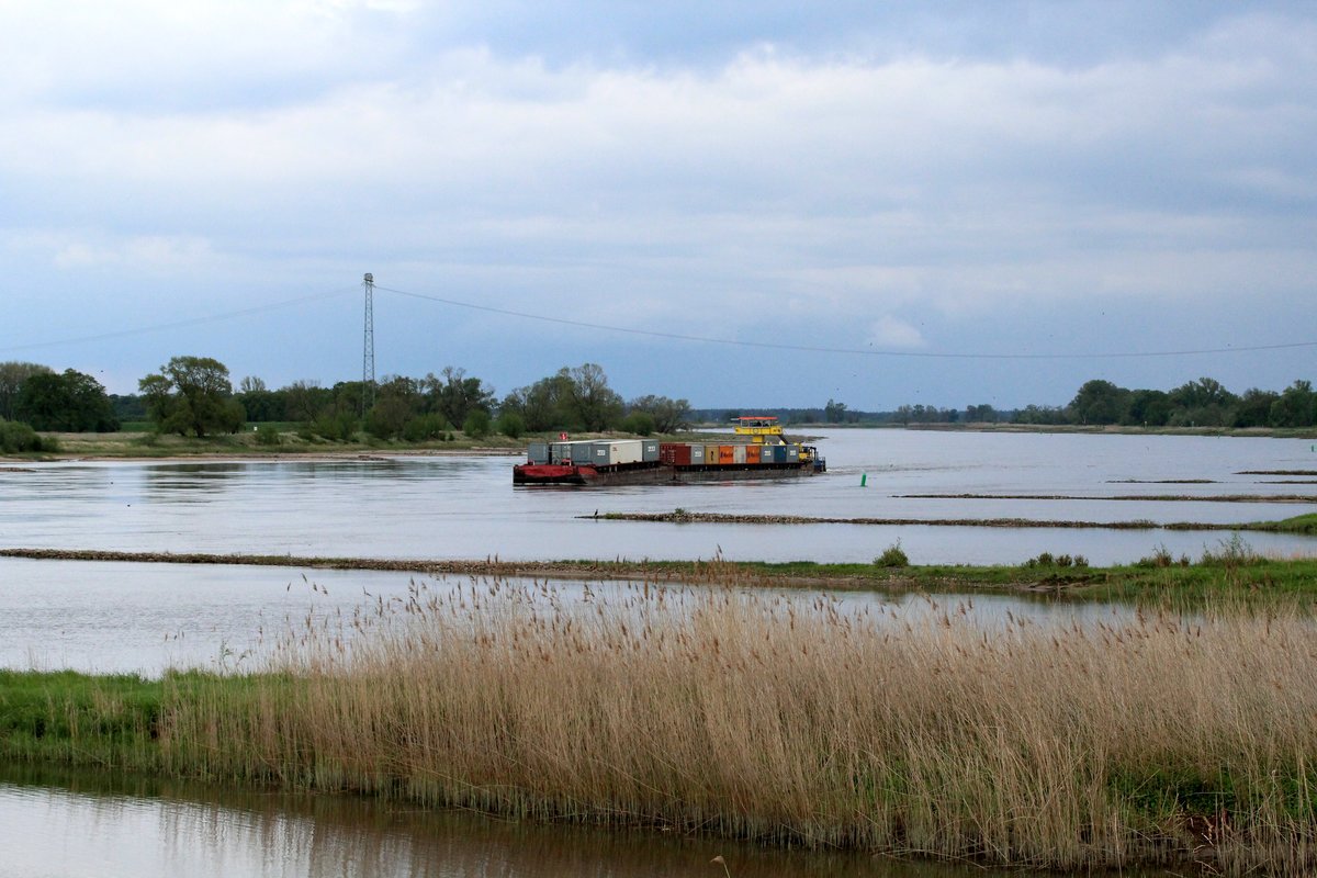 Blick auf die Elbe zu Berg bei Sandau am 26.04.2018. Der Container-Schubverband mit SB Ronja (05802220) fuhr zu Tal Richtung Hamburg.