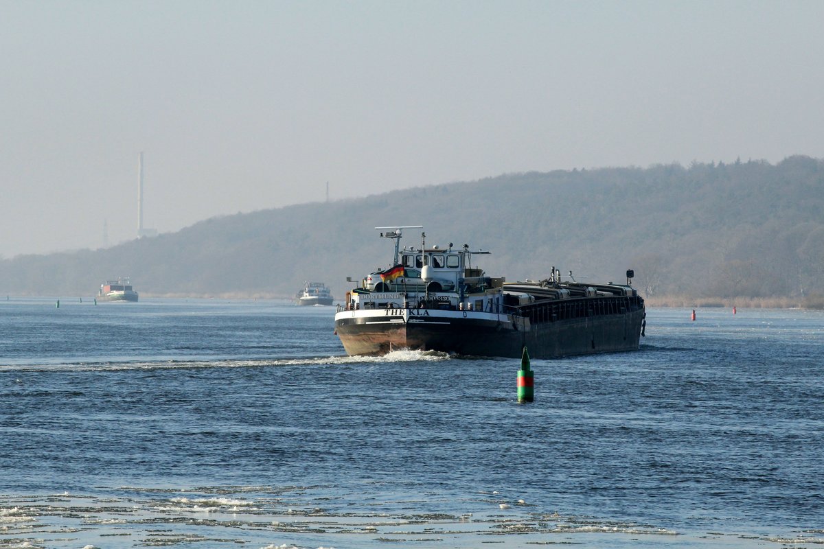 Blick auf die Elbe zu Tal am 14.02.2017 bei Artleburg. GMS Thekla (04003330) kam aus dem Elbe-Seitenkanal und fuhr wie das vorausfahrende GMS Vulkan (04014600) die Elbe zu Tal. Links davon kommt das GMS Pankgraf (04012520) die Elbe zu Berg gefahren.