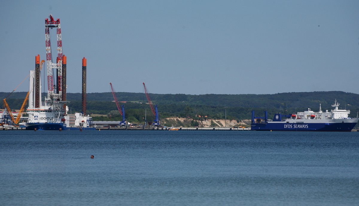 Blick auf den Fährhafen Sassnitz/Mukrahn. Eine Fähre der DFDS läuft ein, nachdem sie gedreht hat. 15.07.2014  13:45 Uhr. Name der Fähre: Kaunas Seeways , Heimathafen Klaipeda. Links im Bild das Errichterschiff (  ähnlich eines Schwimmkranes) VIDAR 