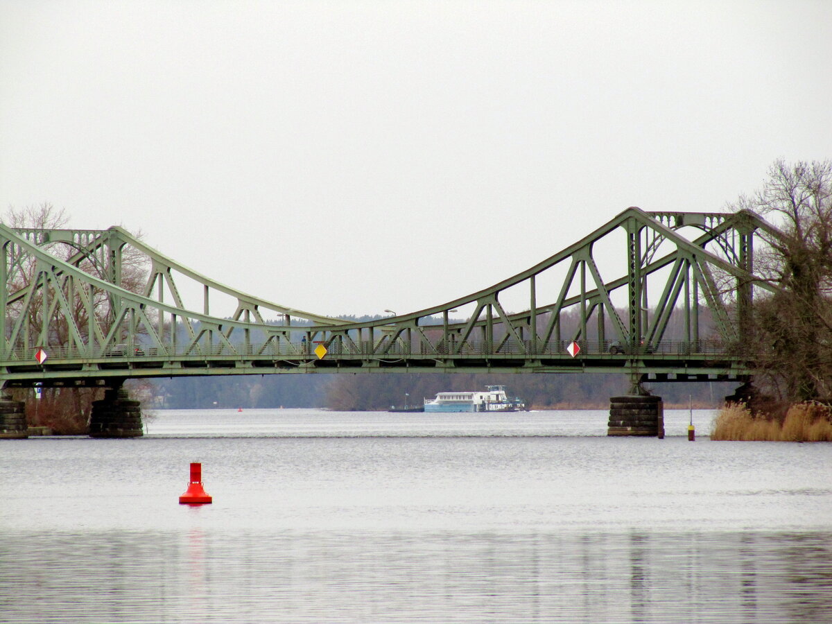 Blick auf die Glienicker Brücke vom Park Babelsberg am 07.01.2022. Links beginnt Potsdam / Land Brandenburg , rechts Berlin. Vor der Brücke die GLIENICKER LAKE  mit km 0,5 des Teltowkanales.  Hinter der Brücke der  JUNGFERNSEE , beide Seen verbindet die  HAVEL. Im Hintergrund das zu Tal fahrende Schubboot Edwald (05602420).