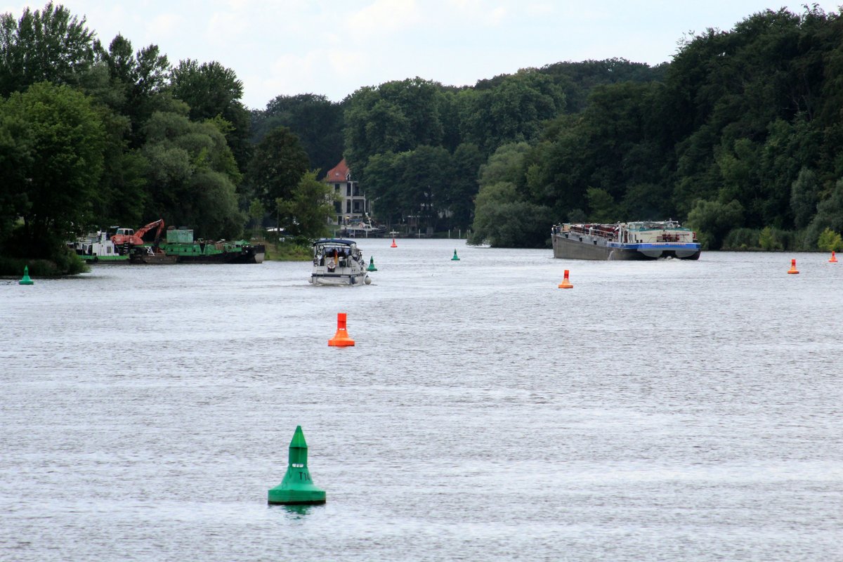 Blick auf den Griebnitzsee vom Bhf.Griebnitzsee Richtung Klein Glienicke am 04.07.2016. Das TMS Hermann Burmester (08043013) u.a. Fahrzeuge müssen sich durch einen  Dschungel  an Fahrwassertonnen orientieren. Der Griebnitzsee ist Teil des Teltowkanales (Tek).