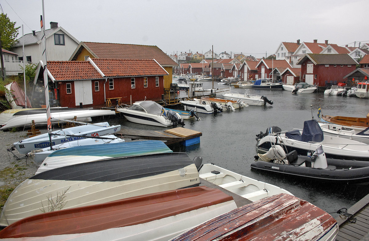Blick auf den Hafen der Insel Gullhomen an der Bohusläner Küste nördlich von Stockholm. Aufnahme: 3. August 2017.