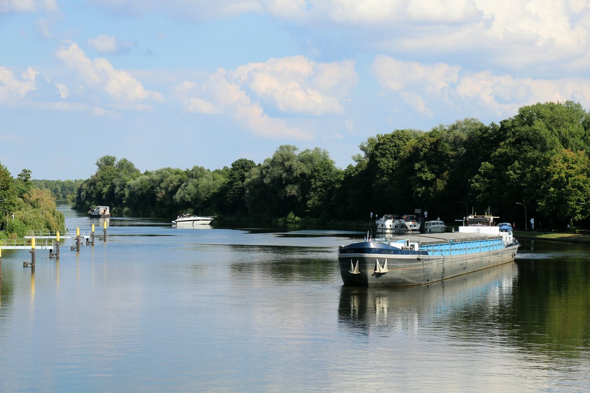 Blick auf die HAVEL / Oberwasser der Schleuse Brandenburg am 19.08.2020. GMS Rathenow (04400500) und etliche Sportboote warten auf grünes Licht zur Einfahrt.