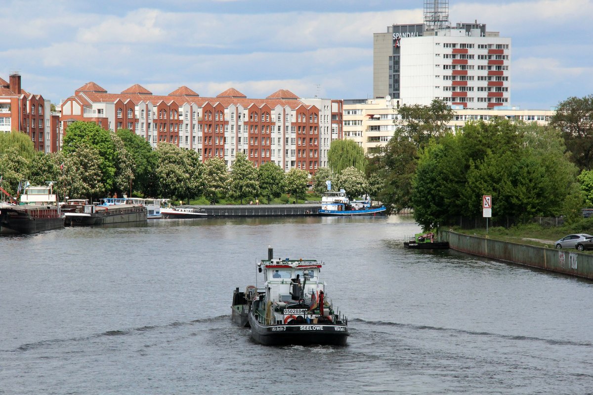 Blick auf die Havel in Berlin-Spandau zw. Schulenburgbrücke und Dischingerbrücke am 14.05.2020. Der Eisbrecher SEELÖWE (05028840) schob die Arbeitsplattform DP 4122 (05041220) zu Berg.