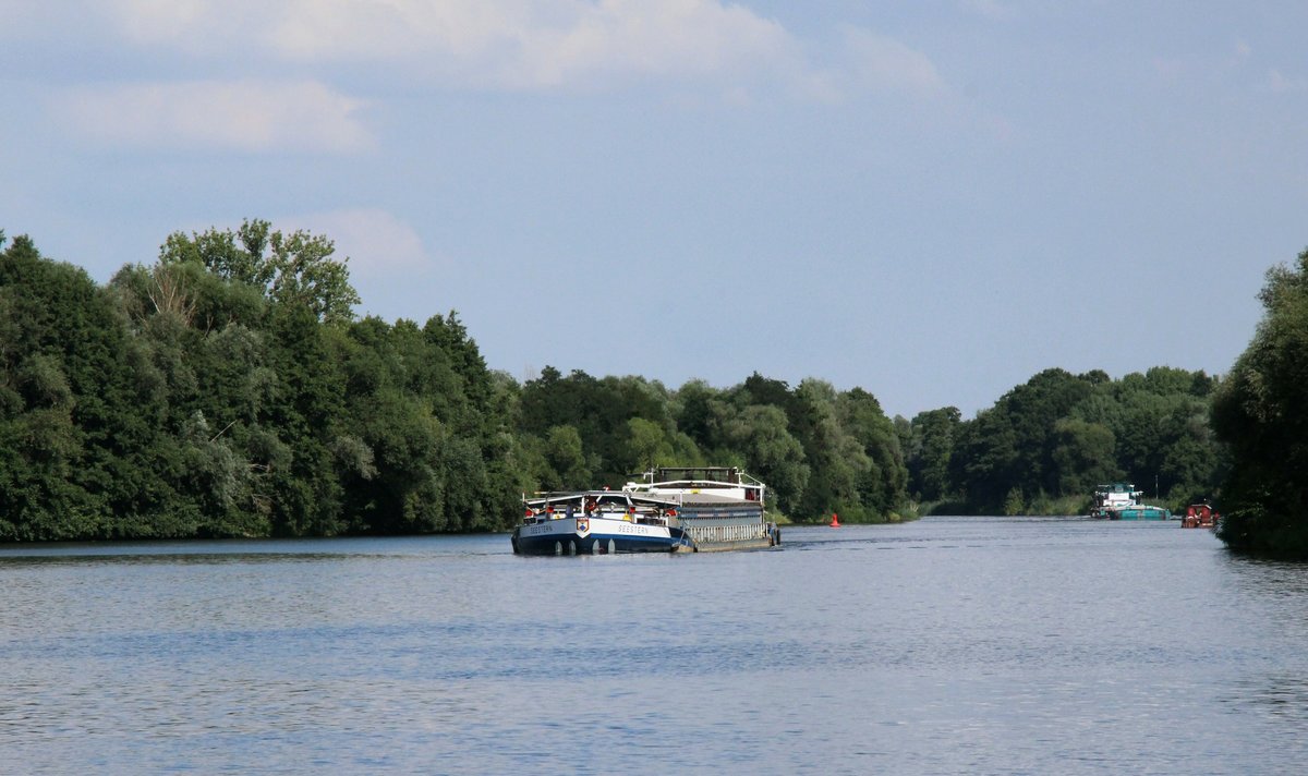 Blick auf die HAVEL von der Brandenburger Schleuse zu Berg am 19.08.2020. GMS SEESTERN (04700860) und der Schubverband mit Schubboot EDO (05608640) nähern sich der Schleuse zu Tal.