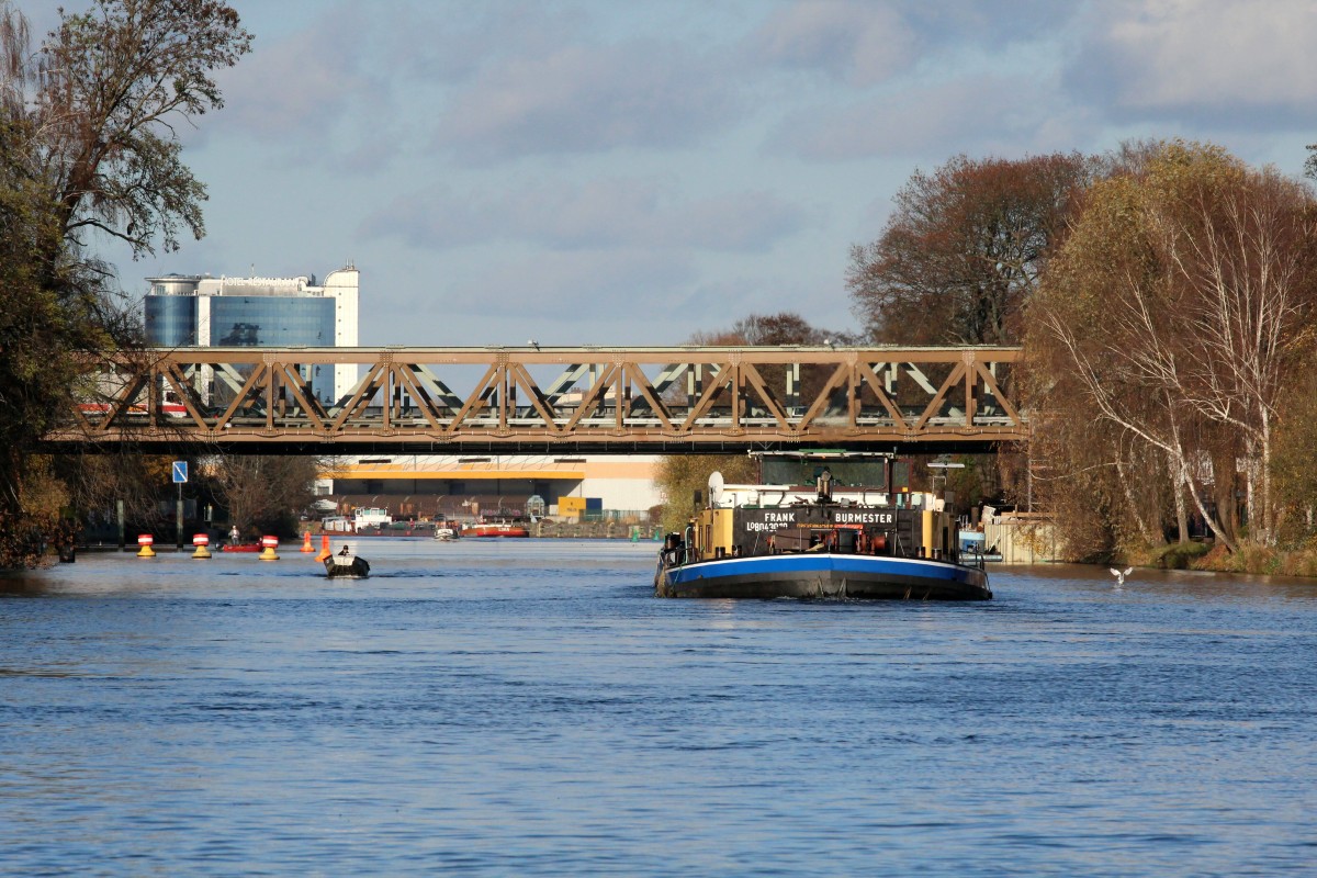 Blick auf die Havel vom Pichelswerder Gmünd Richtung Freybrücke / Berlin-Spandau am 08.11.2015. TMS Frank Burmester (08043010) fährt zu Berg und im Hintergrund liegt das TMS Luka (04011450). Die Freybrücke wird z.Zt. demontiert und durch einen Neubau ersetzt.