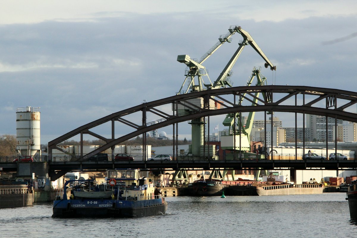 Blick auf Havel und Schulenburgbrücke in Berlin-Spandau am 16.01.2018. SB Bizon-0-96 (08356117) kommt vom  Bunkern  zu Tal und fährt zu  seinem  Leichter. Im Hintergrund hinter der Brücke finden Umschlagarbeiten mit Holzhackschnitzeln statt.