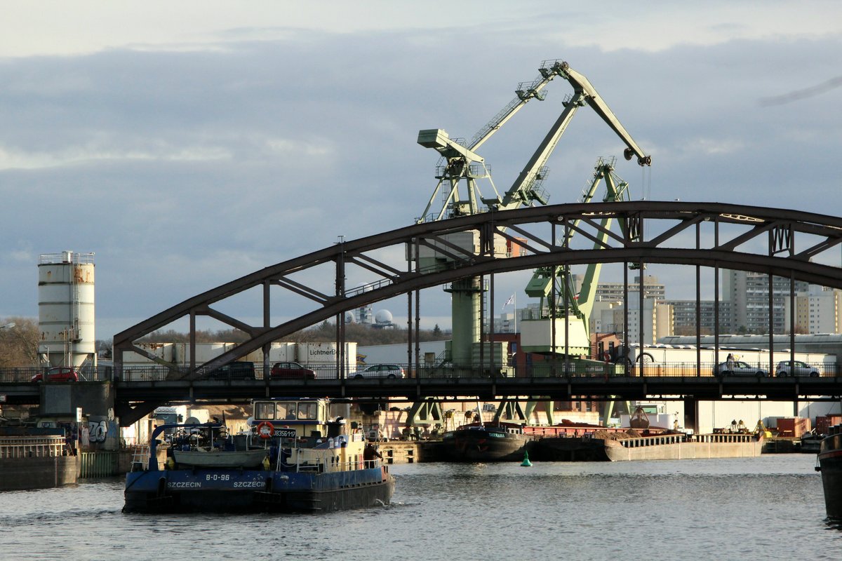 Blick auf Havel und Schulenburgbrücke in Berlin-Spandau am 16.01.2018. SB Bizon-0-96 (08356117) kommt vom  Bunkern  zu Tal und fährt zu  seinem  Leichter. Im Hintergrund hinter der Brücke finden Umschlagarbeiten mit Holzhackschnitzeln statt.