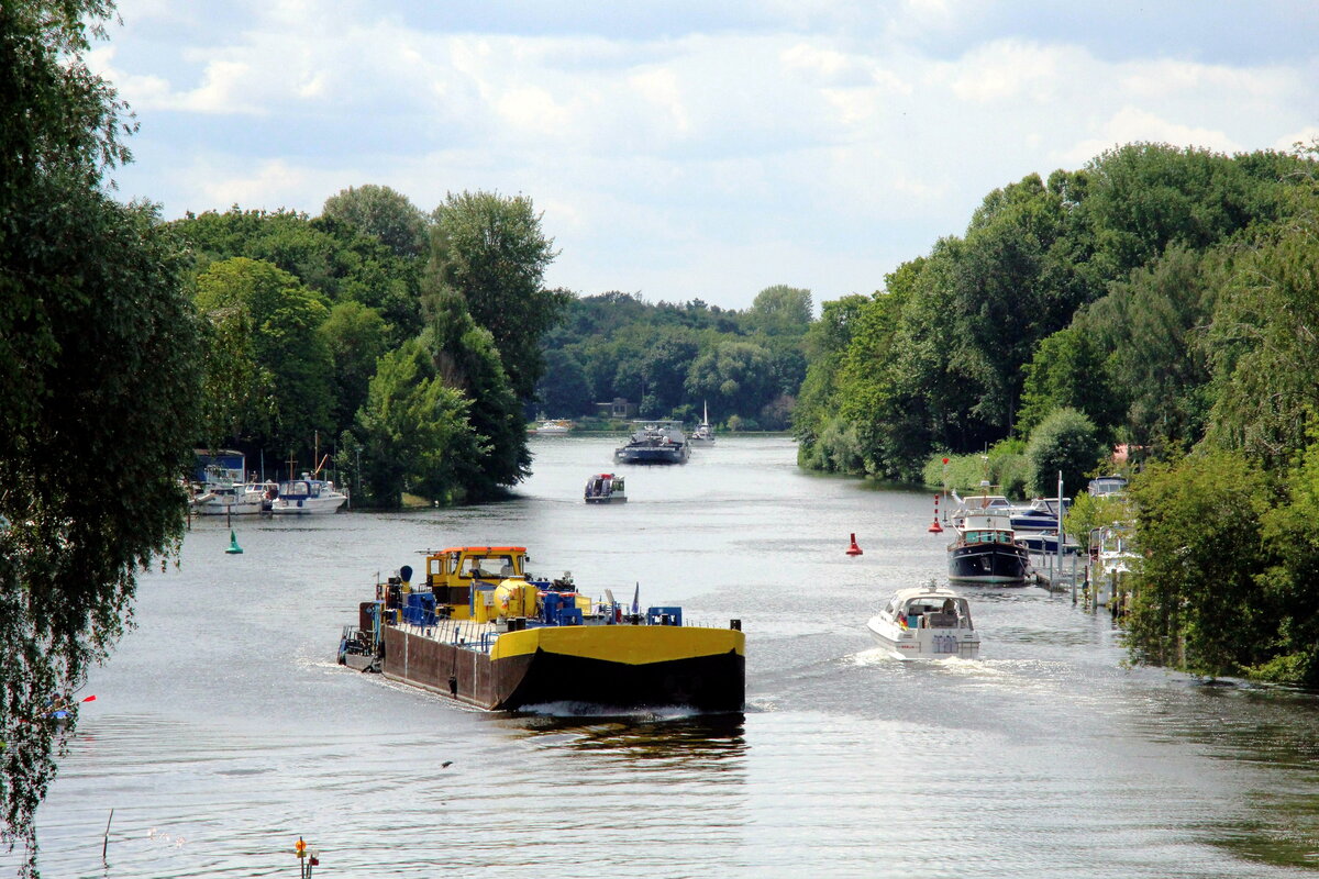 Blick auf die  HAVEL  zu Tal Richtung Pichelsdorfer Gmünd am 03.08.2021. Berufsschifffahrt und Freizeitkapitäne müssen sich das recht enge Fahrwasser teilen. Zu Berg fuhren das Schubboot  KSS ANDREA (05602770) mit dem Entsorgungsleichter  RONALD MENZ (05609640) und weiter hinten im Gmünd der Koppelverband GRACE I (02338756) & GRACE II (02338757).