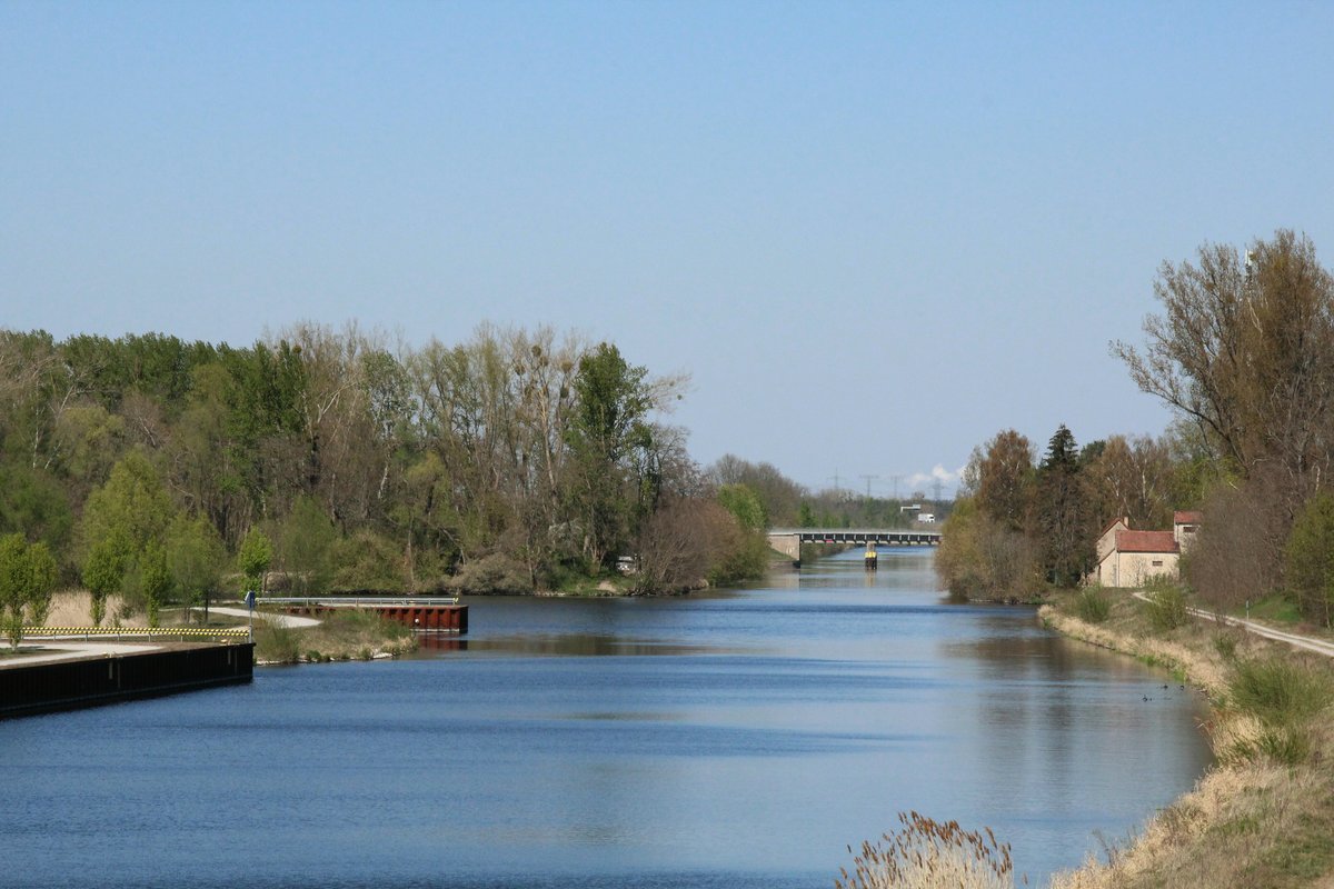 Blick auf den Havelkanal zu Berg zw. Wustermark und Zeestow am 21.04.2020. Links Teile einer Liegestelle für die Berufsschiffahrt und dahinter eine Wendestelle. Der HvK ist eine Brandenburger Wasserstrasse und verbindet die Havel ab Nieder Neuendorf im Norden von Berlin und mündet bei Paretz wieder in die Havel.